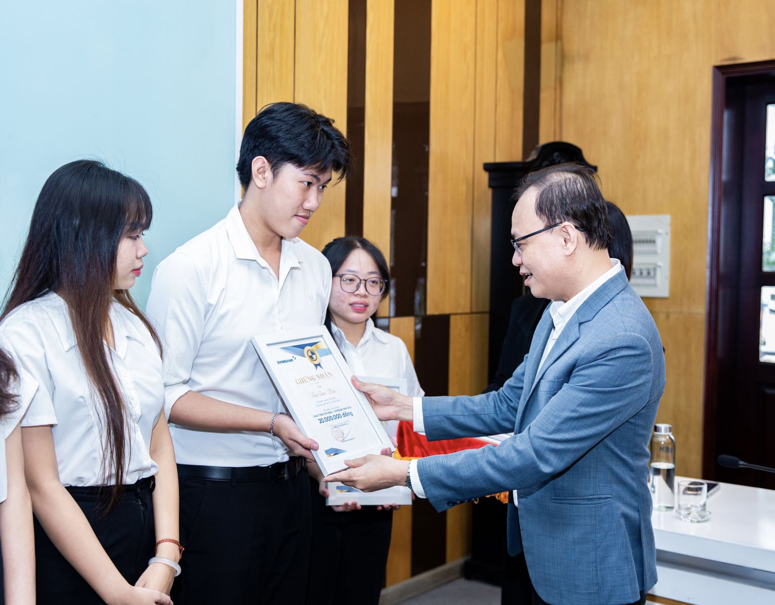 Eximbank trao học bổng trị giá 300 triệu đồng cho sinh viên Đại học Kinh tế TP Hồ Chí Minh